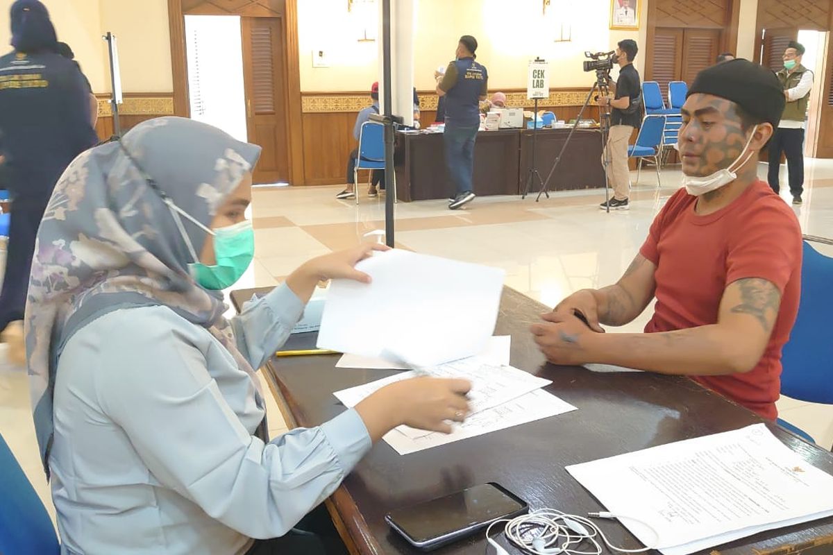Seorang warga Kemayoran, Bima (35) sedang mengikuti layanan penghapusan tato gratis di Aula Serbaguna Kantor Walikota Jakarta Pusat, Senin (3/4/2023). (KOMPAS.com/XENA OLIVIA)