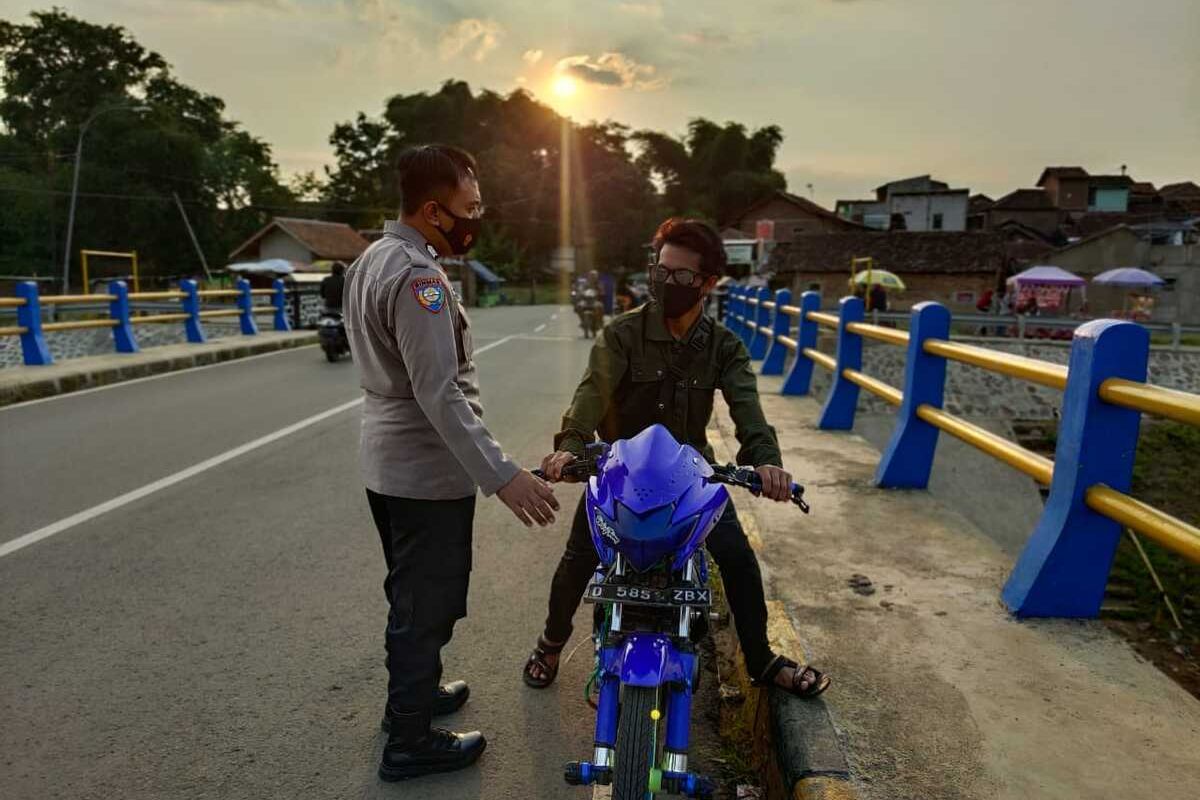 Polisi tengah menindak remaja yang hendak balapan liar di wilayah hukum Polsek Pameungpeuk Kabupaten Bandung.