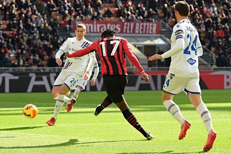 Penyerang AC Milan Rafael Leao melepaskan tendangan yang berbuah gol ke gawang Sampdoria. AC Milan menjamu Sampdoria pada pekan ke-25 Liga Italia 2021-2022 di Stadion San Siro, Minggu (13/2/2022) malam WIB.