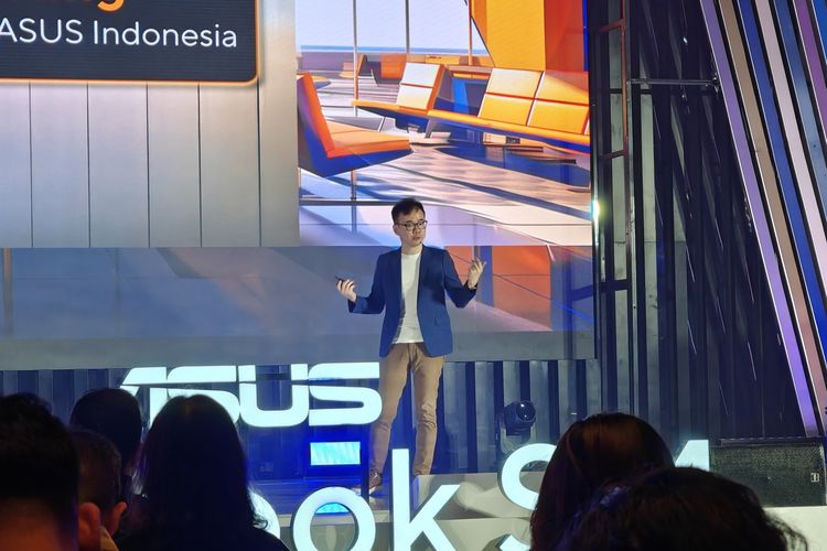 Frank Wang, Consumer BDM Asus Indonesia mempresentasikan Vivobook S14 series dalam acara peluncurannya di Indonesia, yang digelar di Movenpick Hotel, Jakarta Pusat, Kamis (15/5/2025).
