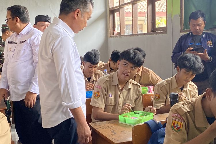 Pj Gubernur Jawa Barat, Bey Machmudin saat tengah mengobrol dengan salah seorang siswa di SMAN 5 Kota Sukabumi, Rabu (8/1/2025).