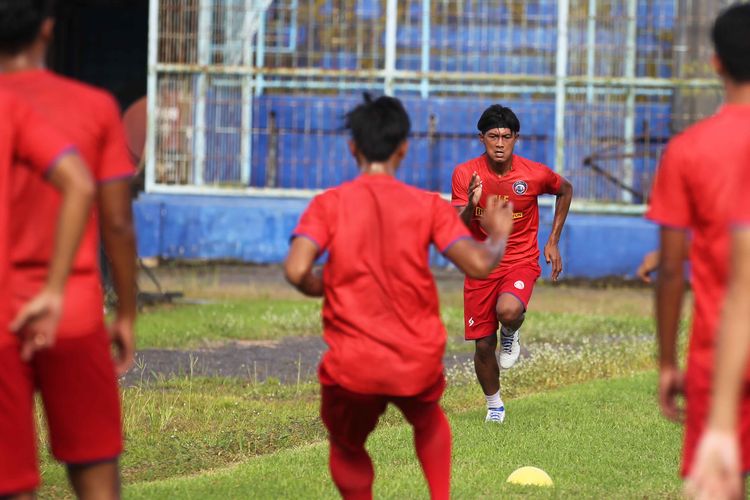 Johan Ahmad Alfarizi saat latihan perdana bersama Arema FC untuk persiapan Piala Menpora 2021 di Stadion Kanjuruhan Kabupaten Malang, Jawa Timur, Senin (22/02/2021) sore.