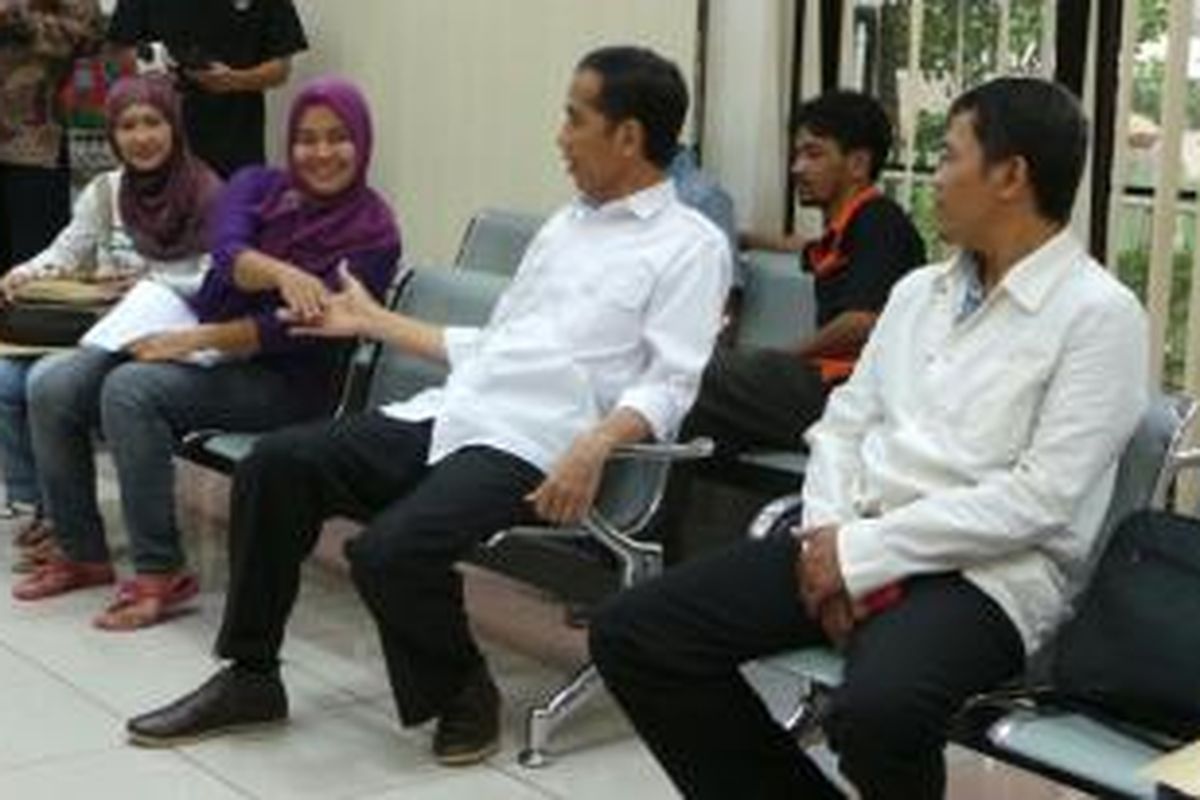 Gubernur DKI Jakarta Joko Widodo (dua dari kanan) menyalami warga dalam inspeksi mendadak di Kantor Kelurahan Pondok Bambu, Jakarta Timur, Kamis (18/7/2013). Ia duduk di ruang pelayanan umum kantor kelurahan tersebut.