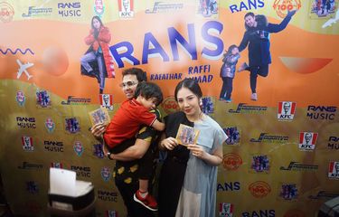 Raffi Ahmad, Rafathar, dan Nagita Slavina, berpose dalam launching album RANS, di KFC Kemang, Jakarta, Jumat (6/3/2020).