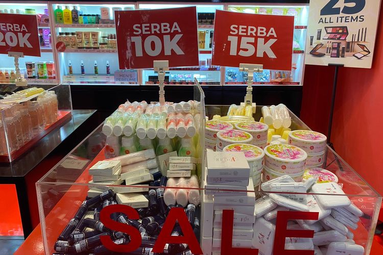Produk Viva Cosmetics di Jakarta Lebaran Fair 2024 di JIEXPO Kemayoran, Jakarta Pusat, Jumat (05/04/2024).