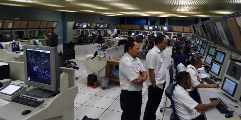 Suasana di dalam Operation Room Jakarta Air Traffic Service Center (JATSC) Airnav Indonesia di Bandara Soekarno-Hatta, Selasa (5/7/2016). Pekerja di ruangan ini tetap bekerja saat Lebaran.