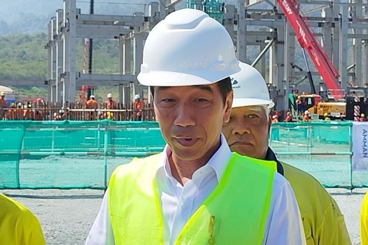 Presiden Jokowi saat mengunjungi pabrik smelter di Sumbawa Barat, Selasa (20/6/2023)