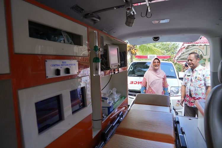 Bupati Klaten Sri Mulyani mengecek ambulans yang disiagakan untuk mendukung arus mudik Lebaran 2024.
