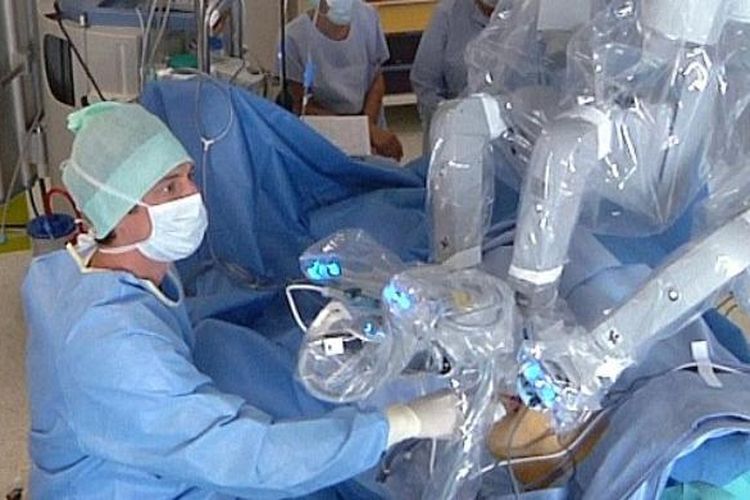 Bedah robotik untuk transplantasi ginjal melalui vagina.