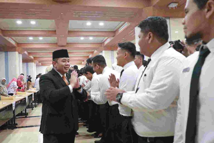 Asisten Pemerintah Setda DKI Jakarta Sigit Wijatmoko saat melantik 421 PNS di Lingkungan Pemerintah Provinsi DKI Jakarta, Jumat (29/9/2023).