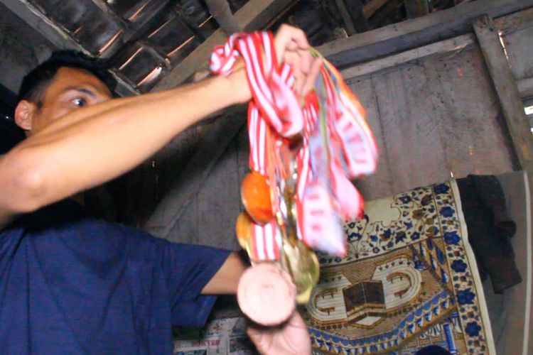 Lombok Utara , kompas.com inilah belasan mendali yang diraih zohri sang juara dunia atlet lari 100 meter di finlandia, Kakak Kandung Zohri , Lalu Makrib menunjukkannya