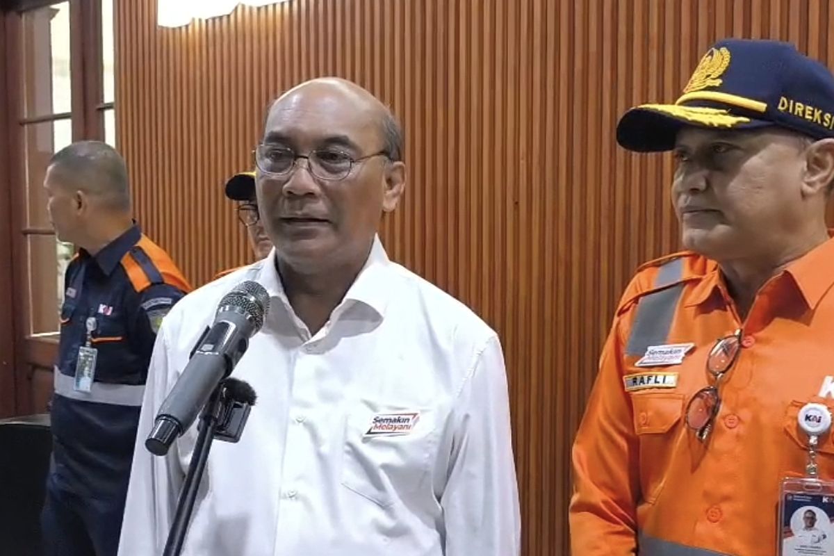 Ketua Komite Nasional Keselamatan Transportasi (KNKT) Soerjanto Tjahjono saat inspeksi jalur KA di Stasiun Jember, Kamis (4/12/2025).