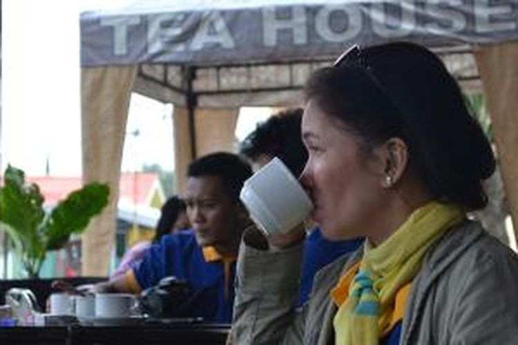 Pengunjung minum teh siap seduh di kawasan Wisata Agro Wonosari yang merupakan bagian perkebunan PT Perkebunan Nusantara XII, Malang, Jawa Timur.