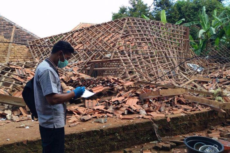 Rumah Suud ambruk akibat ledakan mercon di Pamekasan, Jawa Timur, Rabu (31/5/2017).