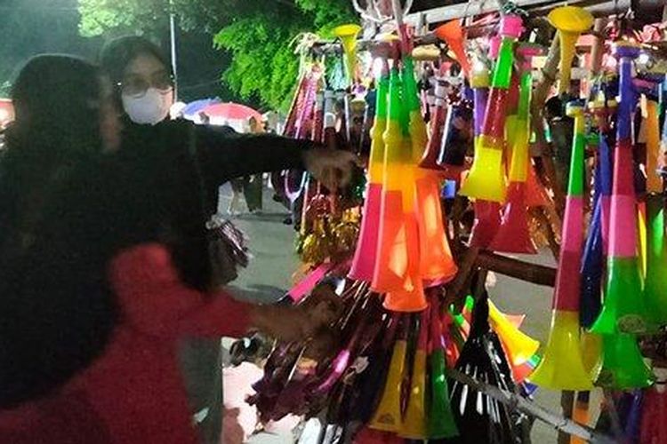 Menik Khasanah (48), penjual terompet, ketiban rezeki malam tahun baru saat berjualan di Alun-alun Sragen, Sabtu (31/12/2022).