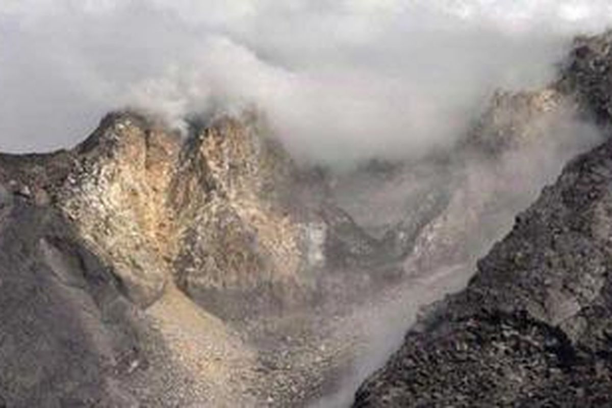 Kondisi puncak Gunung Merapi terus mengeluarkan asap solfatara saat terekam dari perbukitan yang berjarak sekitar dua kilometer dari puncak di Dusun Pajekan, Desa Tegalmulyo, Kecamatan Kemalang, Kabupaten Klaten, Jawa Tengah, Selasa (26/10/2010). Selain asap solfatara yang terus keluar juga terjadi peningkatan guguran material vulkanik berupa batuan berasap yang disertai suara gemuruh.
