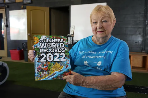 Nenek Berusia 100 Tahun Ini Jadi Lifter Tertua di Dunia