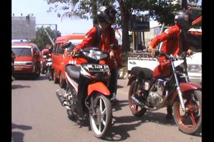 Mahasiswa di Kabupaten Gowa, Sulawesi Selatan mendorong motor secara massal sebagai simbol penolakan kenaikan harga bahan bakar minya (BBM). Rabu, (19/11/2014).