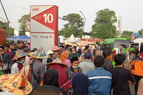 Pakai Topi Caping hingga Bawa Bendera, Massa Mulai Berdatangan di Kawasan DPR/MPR dan GBK