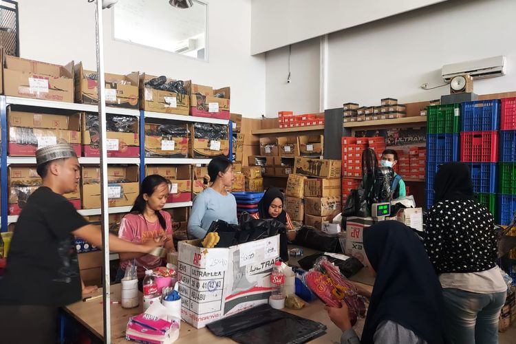 Gudang penyimpanan Redshroom, usaha lokal yang bergerak di bidang industrial boots di Jakarta pada Jumat (4/11/2022).