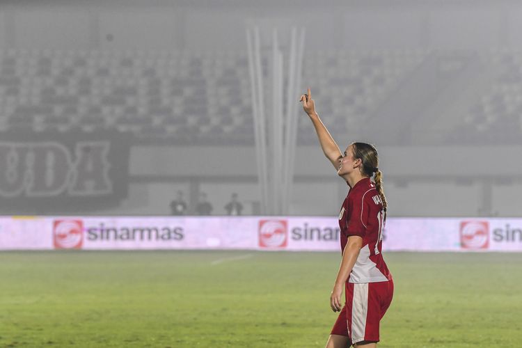 Pesepak bola Timnas Putri Indonesia Isa Guusje Warps melakukan selebrasi usai mencetak gol ke gawang Timnas Putri Kirgistan pada pertandingan kualifikasi Piala Asia Wanita 2026 Grup D di Stadion Indomilk Arena, Kabupaten Tangerang, Banten, Minggu (29/6/2025). Timnas Putri Indonesia menang atas Timnas Putri Kirgistan dengan skor 1 - 0.ANTARA FOTO/Galih Pradipta/rwa.
