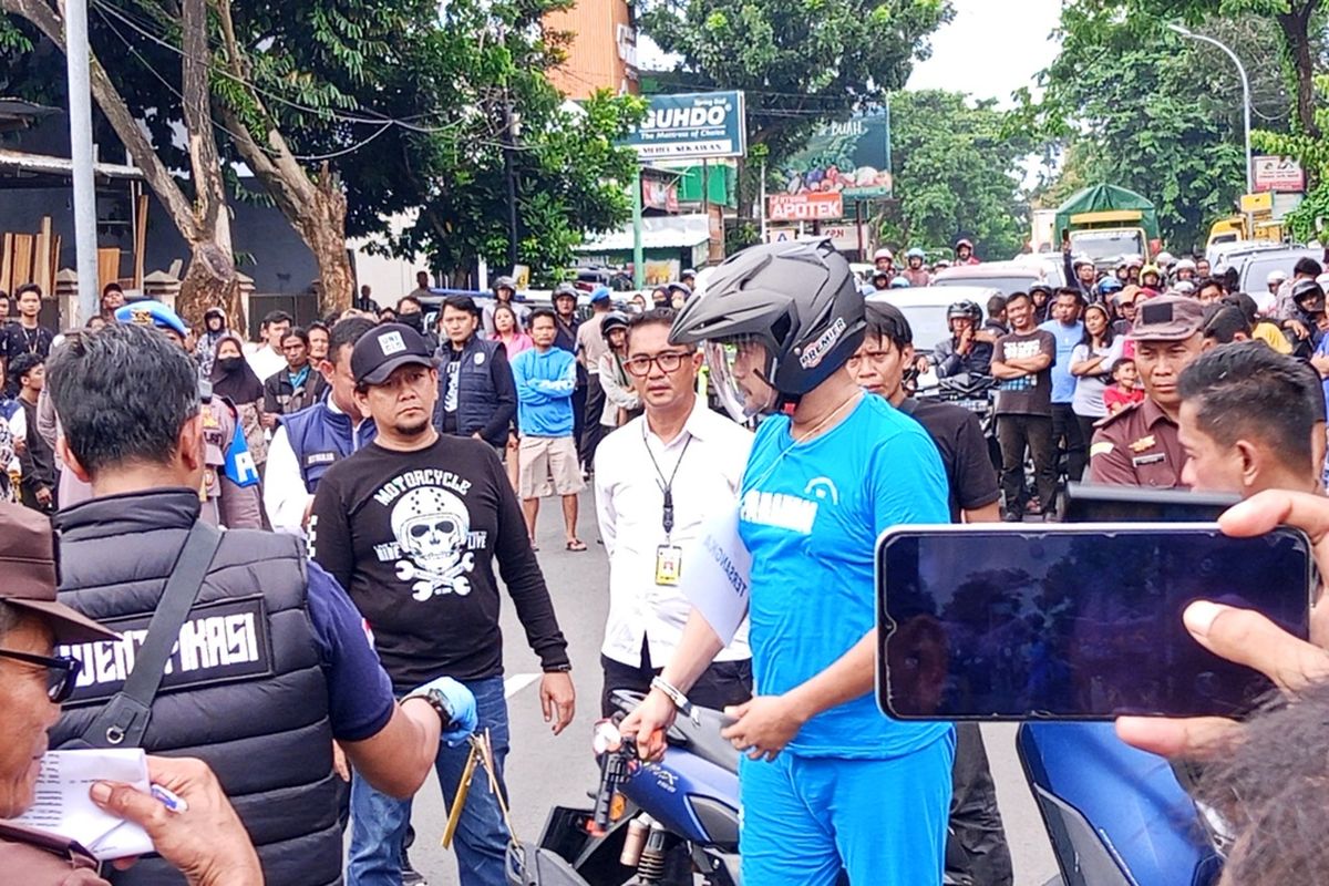 Warga Soraki Aipda Robig Saat Hadiri Rekonstruksi Penembakan di Semarang