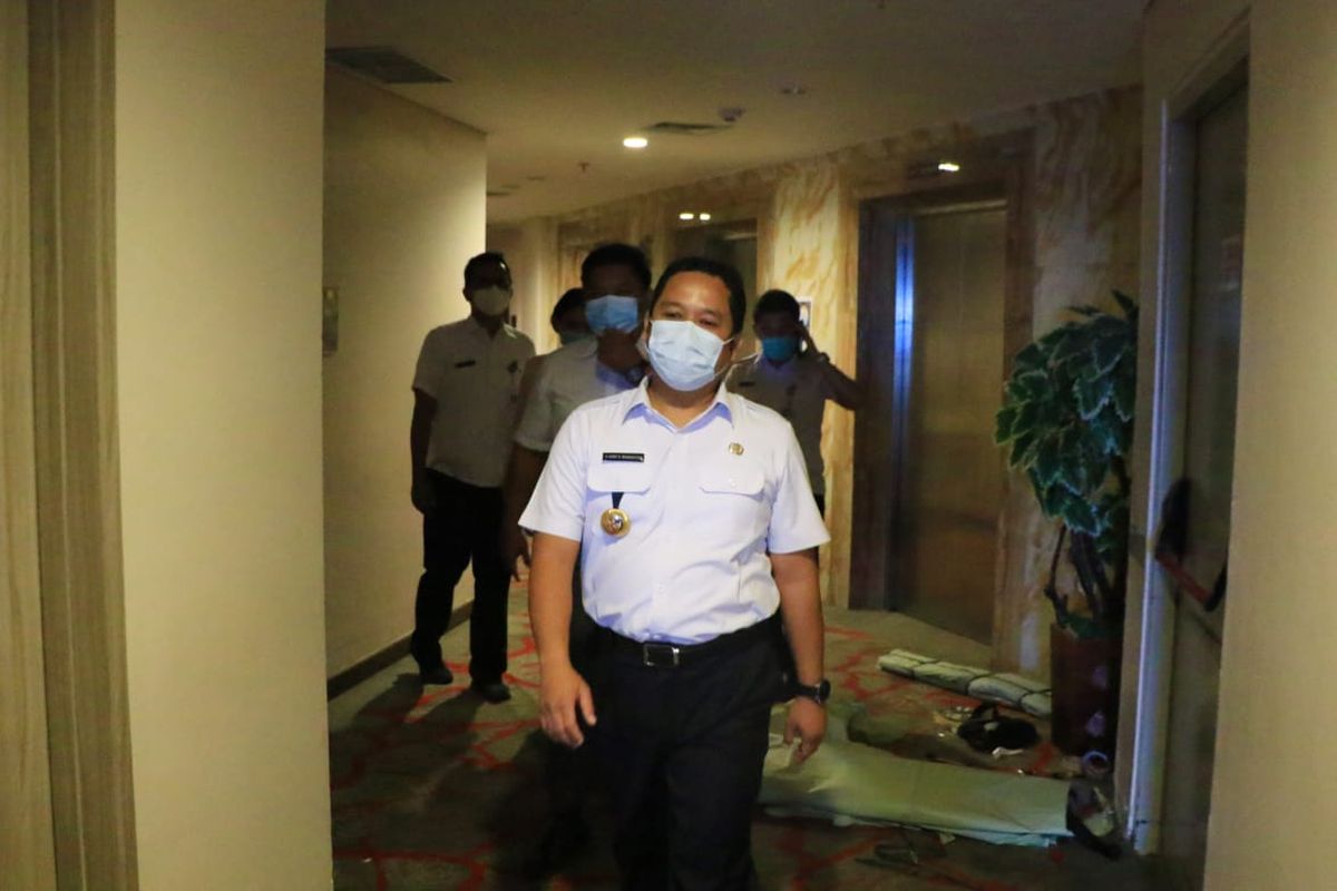 Wali Kota Tangerang Arief R Wismansyah ketika meninjau Rumah Isolasi Terkonsentrasi (RIT) di Pakons Prime Hotel, Rabu (30/12/2020). (istimewa, Dokumentasi Humas Pemkot Tangerang)