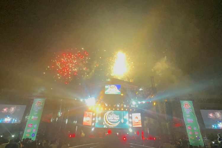 Pesta kembang api mewarnai penampilan Diskoria di panggung musik Big Bang 2022 edisi Ramadhan, Minggu (1/5/2022). 