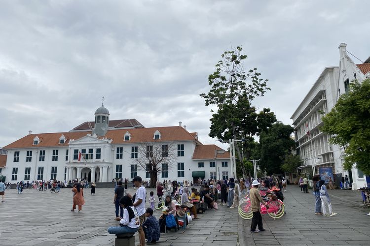 Wisata di Kota Tua Jakarta: Foto Bareng Noni Belanda hingga Sewa Sepeda