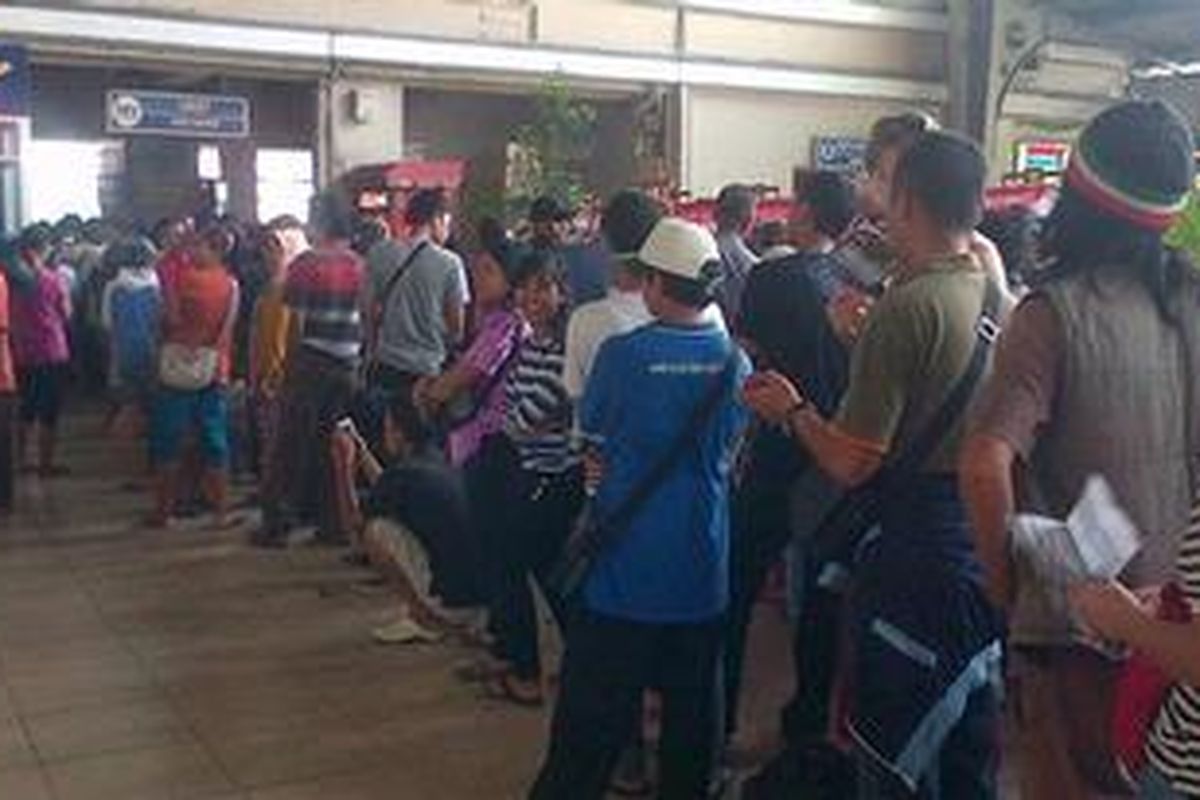 Antrean calon penumpang di Stasiun Kota pada Kamis (9/5/2013). Calon penumpang tersebut mengantre tiket kereta untuk mudik lebaran.