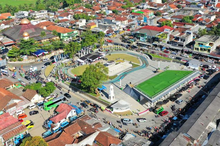 Gubernur Jawa Barat Ridwan Kamil meresmikan wajah baru Alun-alun Singaparna, Kabupaten Tasikmalaya, Jawa Barat, Sabtu (14/1/2023).