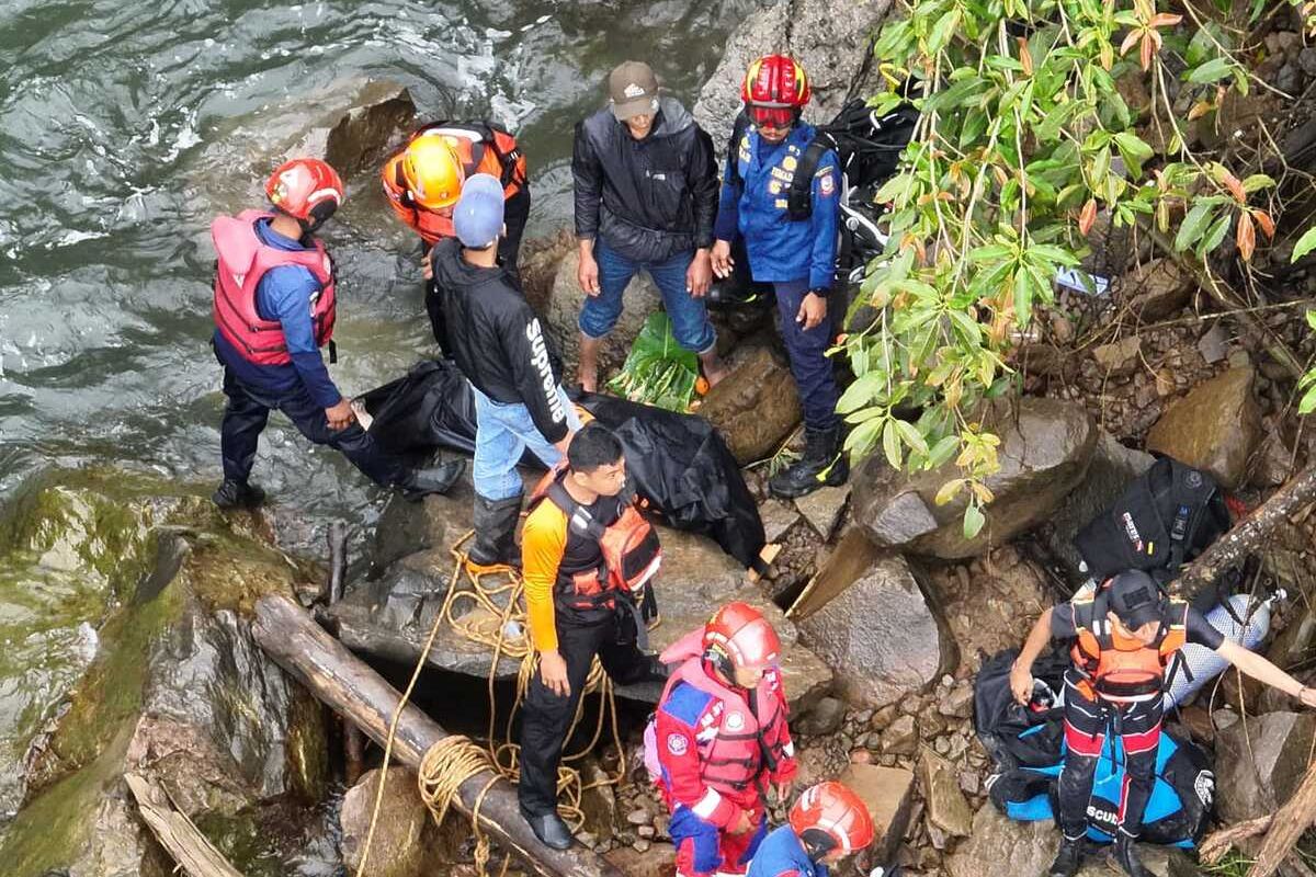 Tim SAR gabungan berupaya mengevakuasi jasad seorang kakek di Kabupaten Gowa, Sulawesi Selatan yang sebelumnya ditemukan tewas di dasar sungai. Senin, (5/5/2025).