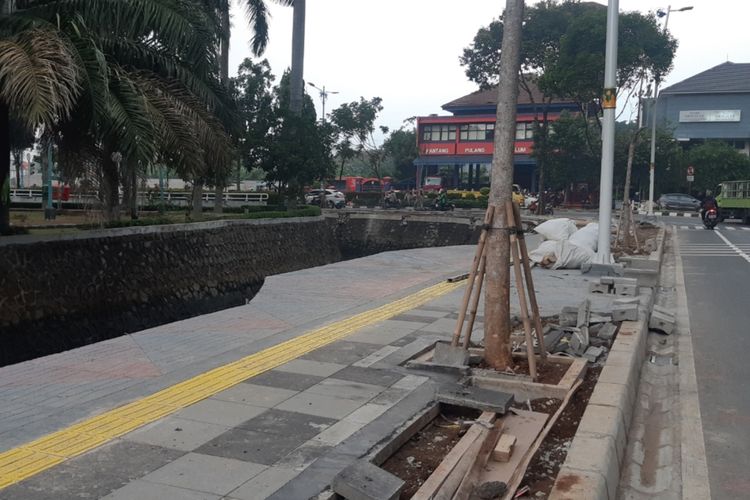 Revitalisasi trotoar di Jl. Kembangan, Jakarta Barat, Kamis (12/12/2019)