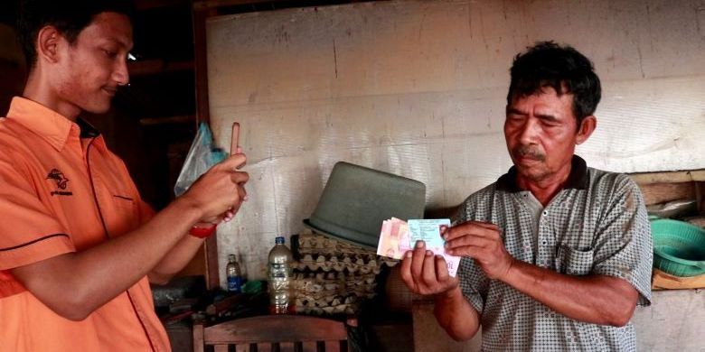 Penyaluran bansos sembako dan Program Keluarga Harapan (PKH) di pesisir Gili Trawangan, Nusa Tenggara Barat (NTT) oleh PT Pos Indonesia bekerja sama dengan kepala desa atau lurah terkait..
