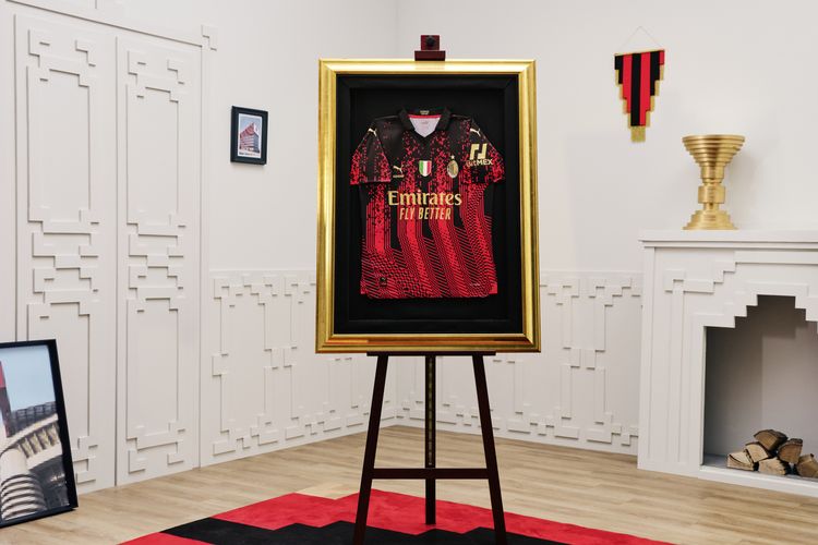 AC Milan berkolaborasi dengan merk mode asal Paris, Koche, merilis jersey keempat tim pada Kamis, 23 Februari 2023.