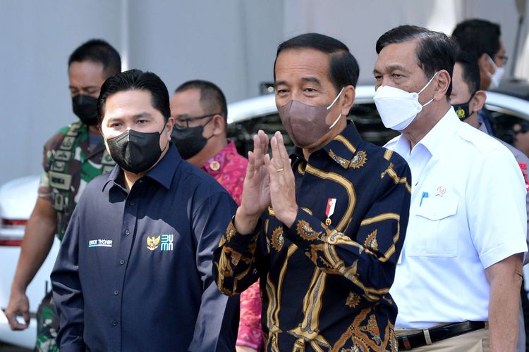Presiden Joko Widodo (tengah) menyapa tamu undangan didampingi Menko Bidang Kemaritiman dan Investasi Luhut Binsar Pandjaitan (kanan) dan Menteri BUMN Erick Thohir (kiri) saat peresmian Stasiun Pengisian Kendaraan Listrik Umum (SPKLU) Ultra Fast Charging di Central Parking Nusa Dua, Badung, Bali, Jumat (25/3/2022). Presiden Jokowi meresmikan SPKLU Ultra Fast Charging 200 kW pertama di Indonesia yang disiapkan untuk mengisi daya kendaraan listrik saat Konferensi Tingkat Tinggi (KTT) G20 di Bali.