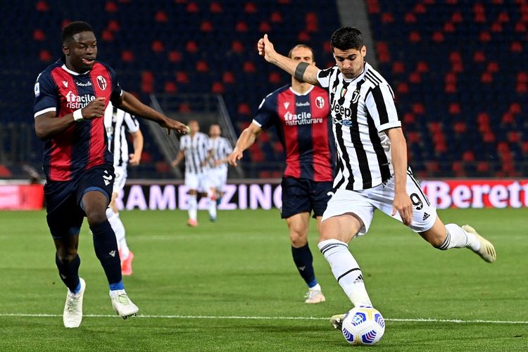 Pemain Juventus, Alvaro Morata, saat akan mencetak gol dalam pertandingan Bologna vs Juventus pada pekan ke-38 Liga Italia di Stadion Renato Dall'Ara, Senin (24/5/2021) dini hari WIB. 