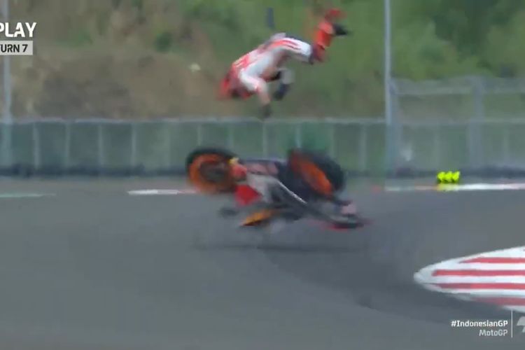 Pebalap Repsol Honda Team Marc Marquez jatuh saat sesi pemanasan MotoGP di Pertamina Mandalika International Street Circuit, Lombok Tengah, NTB, Minggu (20/3/2022). Kecelakaan ini untuk yang keempat kalinya dialami Marc Marquez di MotoGP Mandalika.