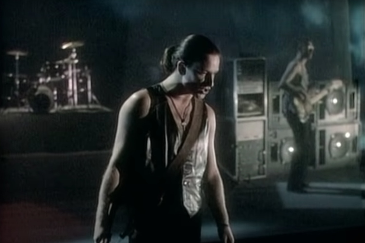 Grup band U2 dalam video klip lagu With or Without You.