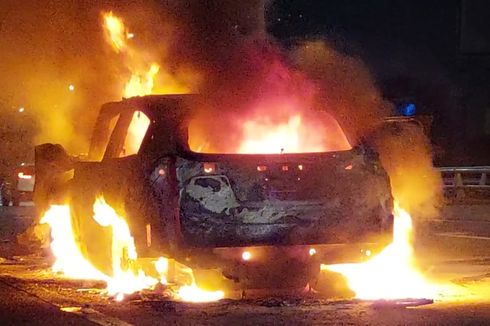 Mobil Terbakar di Tol Dalam Kota Jakarta Barat Usai Tabrak Truk Kontainer 