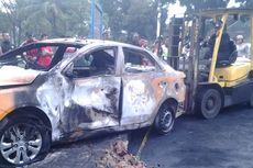 Tiga Mobil Terbakar di Bintaro Diangkat Pakai Forklift
