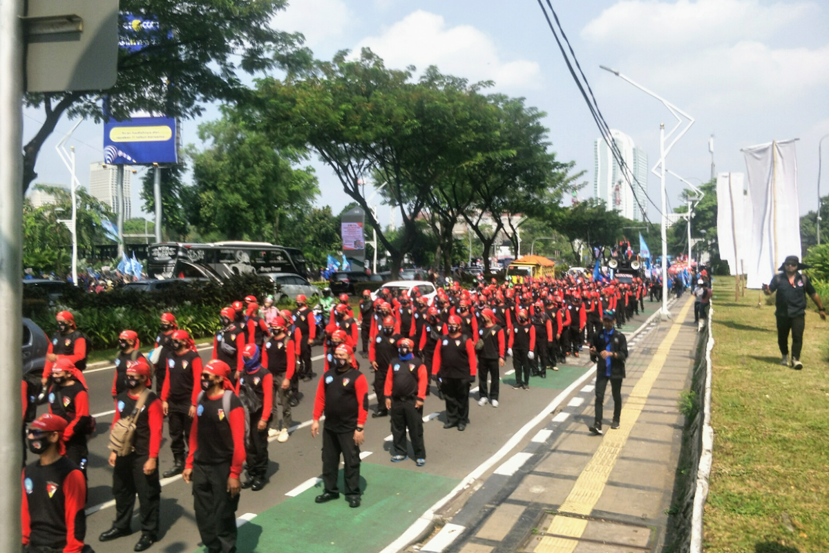 Sejumlah massa aksi dari elemen buruh membentuk barisan di Jalan Gerbang Pemuda untuk melaksanakan longmarch ke depan Gedung DPR/MPR RI, Jakarta Pusat, Rabu (10/8/2022).