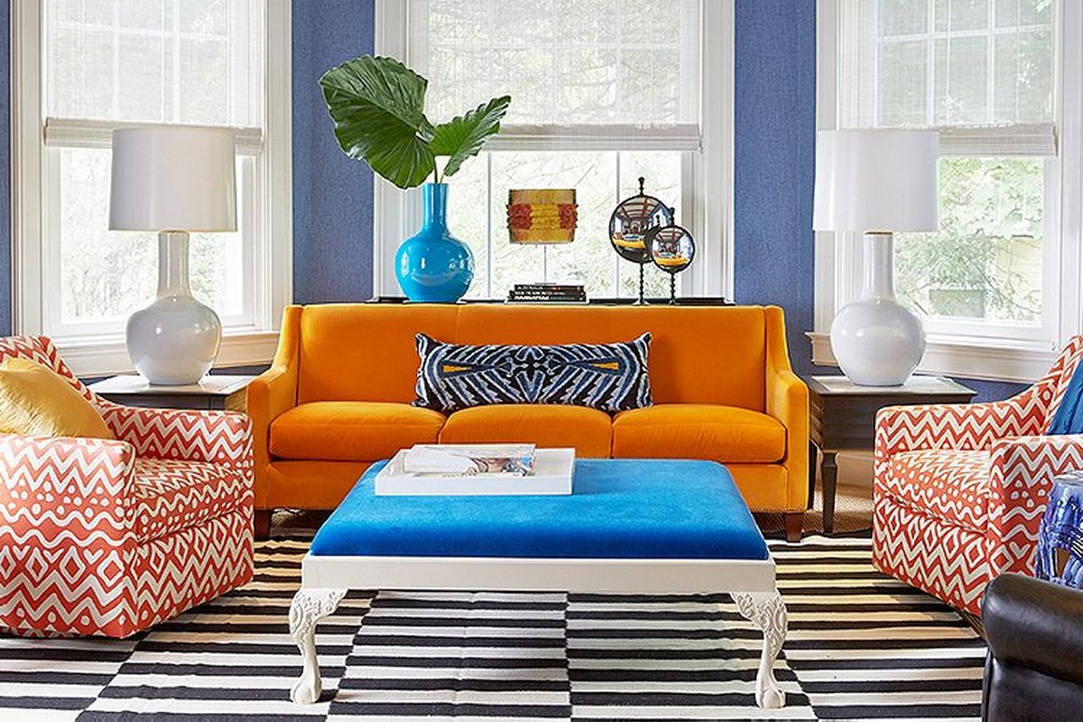 Sofa dengan warna dan motif sebagai focal point dalam ruangan

