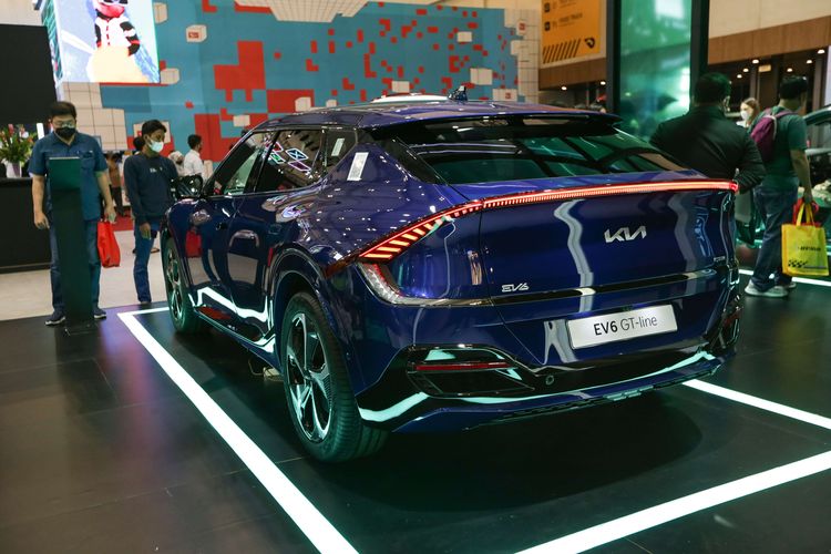 Mobil listrik KIA EV6 GT-Line dipamerkan di ajang Gaikindo Indonesia International Auto Show (GIIAS) 2022 di ICE BSD, Tangerang, Jumat (12/8/2022). Sorento HEV, Niro EV dan EV6 GT-Line jadi andalan KIA di produk elektrifikasi.