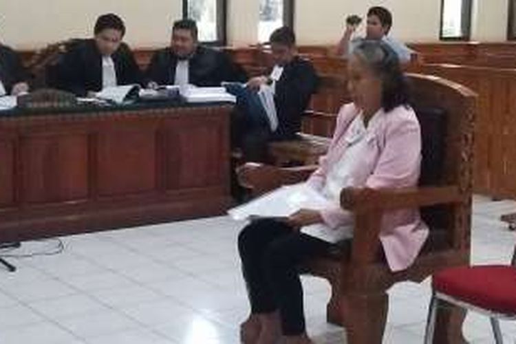 Terdakwa Margriet Megawe mendengarkan pembacaan nota pembelaan yang dibacakan oleh penasehat hukumnya Hotma Sitompoel & Associates di Pengadilan Negeri Denpasar, Senin (15/2/2016).