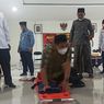 Saat Wagub Jateng Taj Yasin Pura-pura Terjatuh di Depan Relawan Bencana