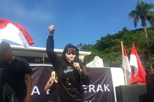 Desak Anies Mundur, Dewi Tanjung Singgung Lengsernya Soeharto