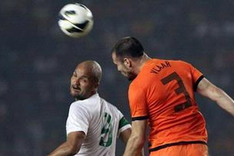 Bomber Indonesia, Sergio van Dijk (kiri), mencoba menyundul bola ke gawang Belanda pada laga persahabatan di Stadion Utama Gelora Bung Karno, Jumat (7/6/2013). Indonesia kalah 0-3 pada pertandingan itu.