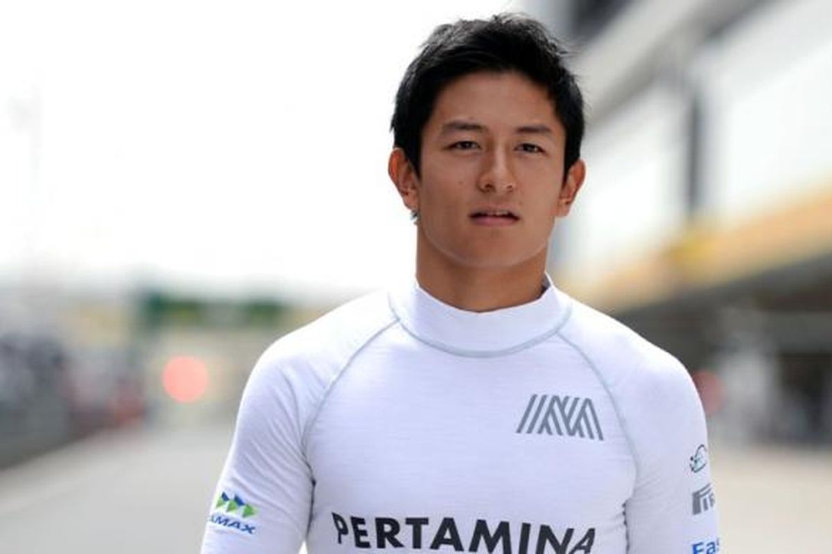 Pebalap Manor Racing asal Indonesia, Rio Haryanto, berjalan di pit Sirkuit Internasional Shanghai saat sesi latihan bebas GP China, Jumat (15/4/2016).