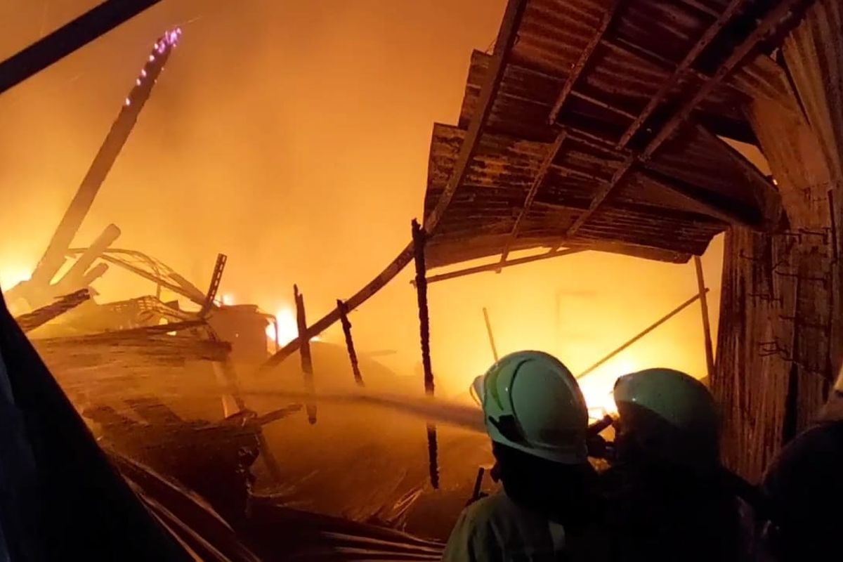 Kebakaran melanda sejumlah kios, lapak rongsok, hingga bengkel knalpot di Jalan Siaga II, Pasar Minggu, Jakarta Selatan, Jumat (20/10/2023).